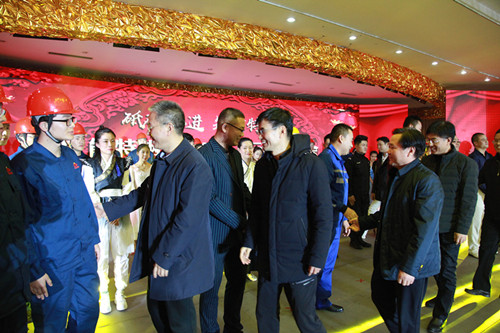 集團公司田其祥董事長與演出人員握手祝賀_副本.jpg