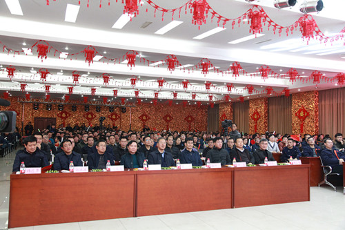 集團公司領導與職工共同觀看晚會演出_副本.jpg